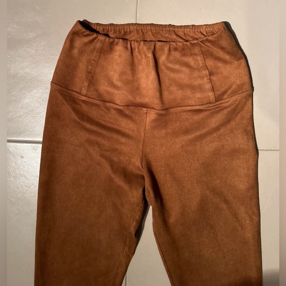Aritzia Wilfred Free vegan suede leggings - Picture 5 of 5
